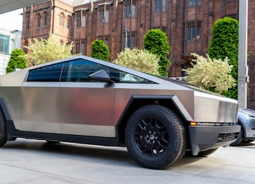 Shaquille O’Neal deja atrás sus Tesla Cybertrucks por su escasa autonomía y apuesta por el Cadillac Escalade IQ