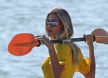 Hailey Bieber cautiva con bikini rojo en el sauna de su mansión