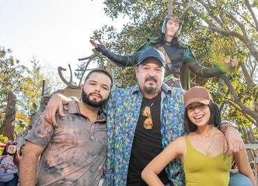 Ángela Aguilar y su familia visitan Disneyland; así fue su viaje