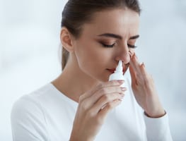 FDA aprueba fármaco en spray nasal como tratamiento para la depresión grave