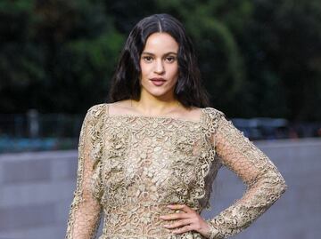 Rosalía deslumbra con vestido transparente y braless en alfombra en los Juegos Olímpicos