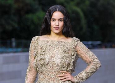 Rosalía deslumbra con vestido transparente y braless en alfombra en los Juegos Olímpicos