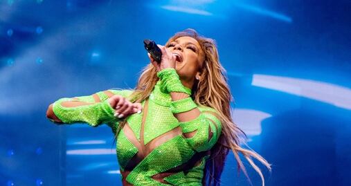 Jennifer Lopez arrasa en Milwaukee con leotardo neón traslúcido