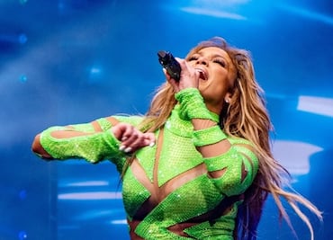 Jennifer Lopez arrasa en Milwaukee con leotardo neón traslúcido