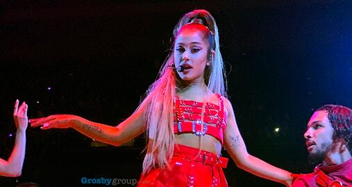 Ariana Grande derrocha sensualidad durante concierto en NY