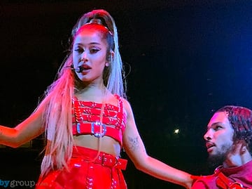 Ariana Grande derrocha sensualidad durante concierto en NY