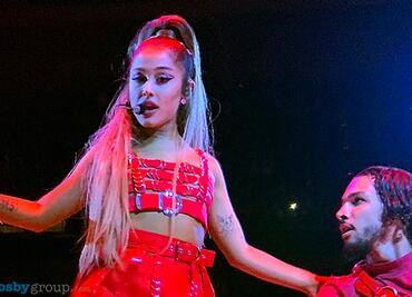 Ariana Grande derrocha sensualidad durante concierto en NY