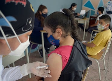 FDA dice que los beneficios superan a los riesgos en vacunación de niños
