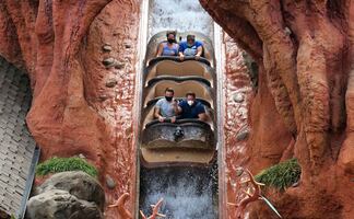 Atracción de Walt Disney World se hunde con pasajeros a bordo