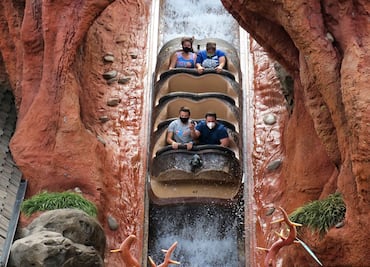 Atracción de Walt Disney World se hunde con pasajeros a bordo