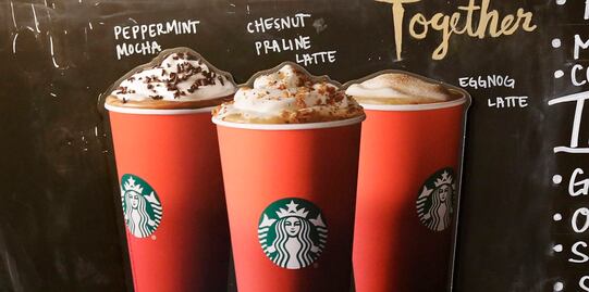 Con un café navideño de Starbucks subirás antes al avión en esta aerolínea