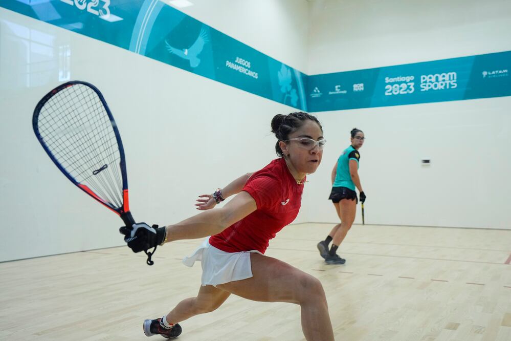 La mexicana Paola Longoria devuelve ante su compatriota Montserrat Mejía en la final de singles del ráquetbol femenino de los Juegos Panamericanos en Santiago, Chile, el martes 24 de octubre de 2023. (AP Foto/Esteban Félix)