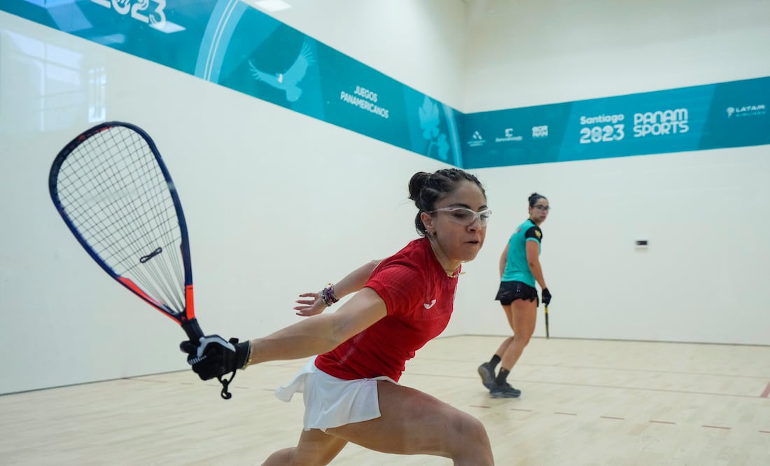 La mexicana Paola Longoria devuelve ante su compatriota Montserrat Mejía en la final de singles del ráquetbol femenino de los Juegos Panamericanos en Santiago, Chile, el martes 24 de octubre de 2023. (AP Foto/Esteban Félix)