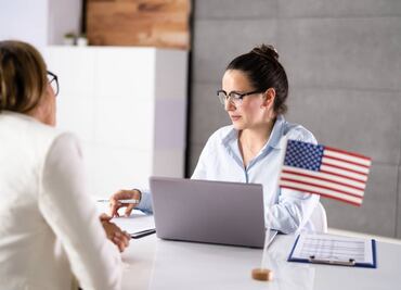 Embajada de EU en México ofrece empleo de asistente administrativo; paga $275,000 al año