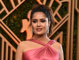 El lujoso vestido de Gucci con el que Salma Hayek conquistó los SAG 2022