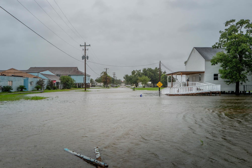 El huracán Francine toca tierra en el sur de Luisiana como categoría 2. VIDEO.   Brandon Bell/Getty Images/AFP