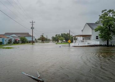 El huracán Francine toca tierra en el sur de Luisiana como categoría 2. VIDEO