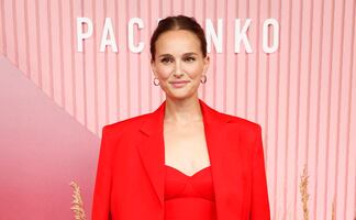 Natalie Portman se luce con minivestido rojo en premiere de ‘Pachinko’