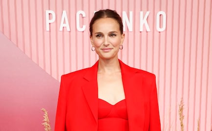 Natalie Portman se luce con minivestido rojo en premiere de ‘Pachinko’