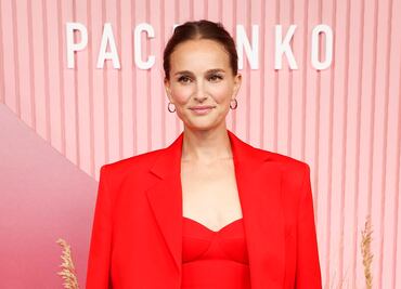 Natalie Portman se luce con minivestido rojo en premiere de ‘Pachinko’