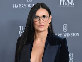 Demi Moore presume lencería negra con pantsuit en Nueva York