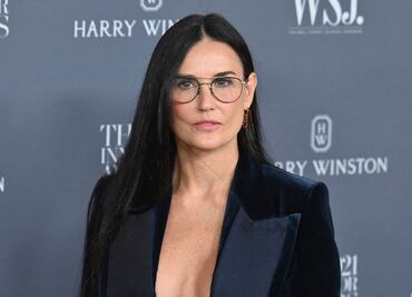 Demi Moore presume lencería negra con pantsuit en Nueva York