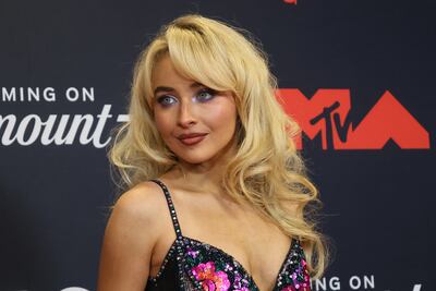 Sabrina Carpenter deslumbra en el Madison Square Garden vestida como Barbie y la Mujer Maravilla