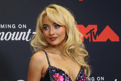 Sabrina Carpenter deslumbra en el Madison Square Garden vestida como Barbie y la Mujer Maravilla