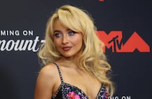 Sabrina Carpenter deslumbra en el Madison Square Garden vestida como Barbie y la Mujer Maravilla