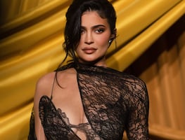 Kylie Jenner remarca sus curvas con lujoso vestido traslúcido en campaña publicitaria
