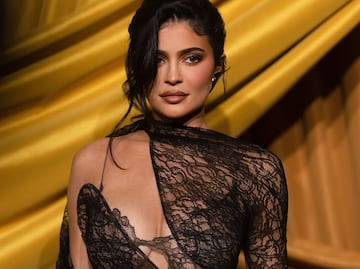 Kylie Jenner remarca sus curvas con lujoso vestido traslúcido en campaña publicitaria