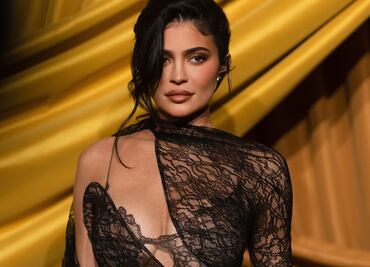 Kylie Jenner luce figura escultural y mini bikini a la orilla de la piscina