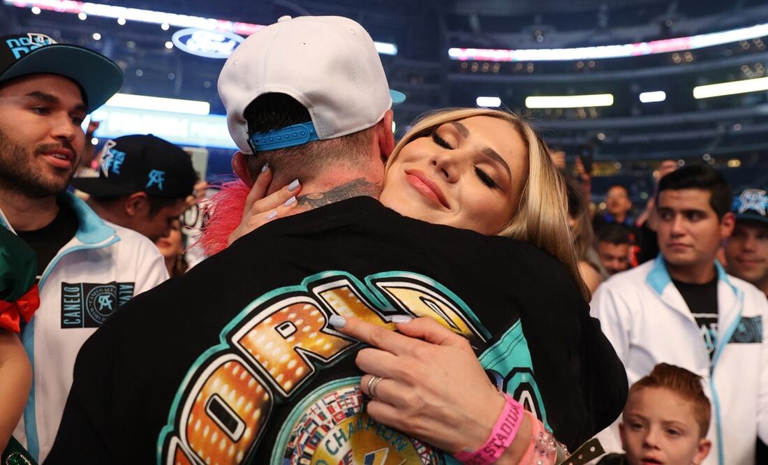Fernanda Gómez se roba la atención en pelea de Canelo Álvarez con vestido backless. FOTO: EFE