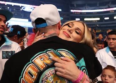 Fernanda Gómez se roba la atención en pelea de Canelo Álvarez con vestido backless