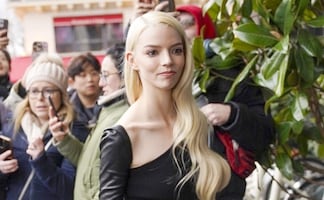 Anya Taylor-Joy deja poco a la imaginación con atrevido look negro en París