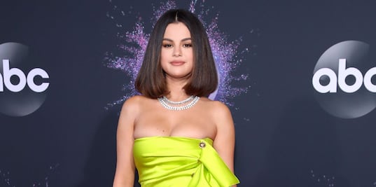 El minivestido neón con el que Selena Gomez impactó en los AMAs