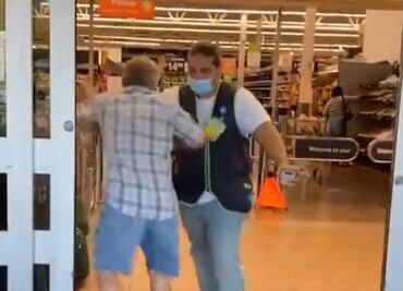 Video. Hombre se pelea con empleado de tienda para entrar sin cubrebocas