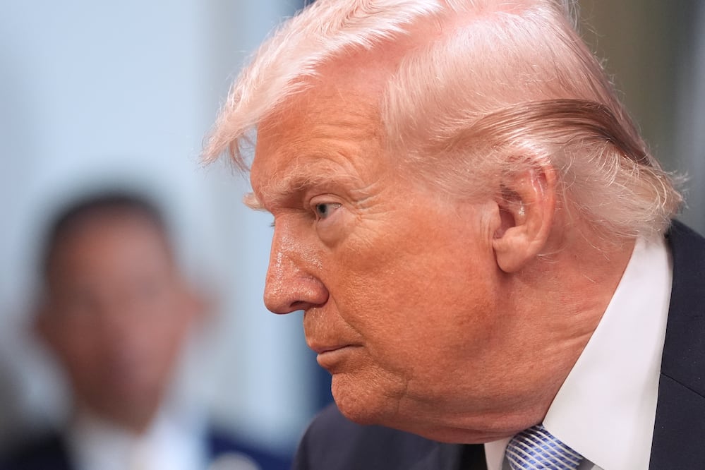 De la amenaza a la diplomacia: Trump acepta alto el fuego de 14 días con Irán en plena crisis de Ormuz. (AP Photo/Alex Brandon)