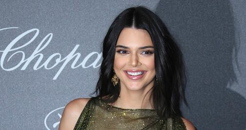 Kendall Jenner pasea en leggings y top braless por Los Ángeles