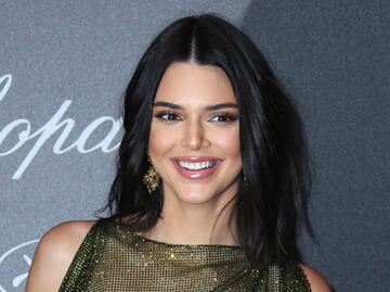 Kendall Jenner pasea en leggings y top braless por Los Ángeles