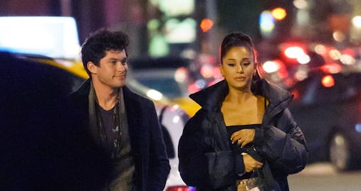 Ariana Grande deslumbra con minifalda en calles de Nueva York