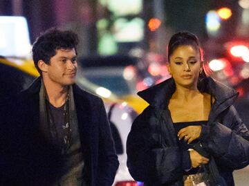 Ariana Grande deslumbra con minifalda en calles de Nueva York