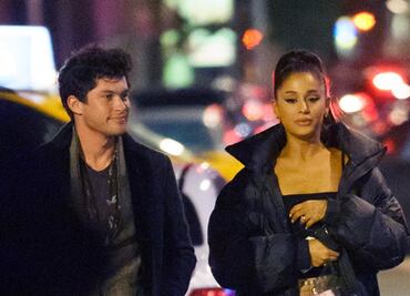 Ariana Grande deslumbra con minifalda en calles de Nueva York