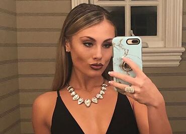 Novia de Luis Miguel derrocha glamour con minivestido rojo