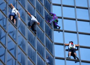 “Spiderman” escala un rascacielos en Francia; protesta contra pasaporte sanitario
