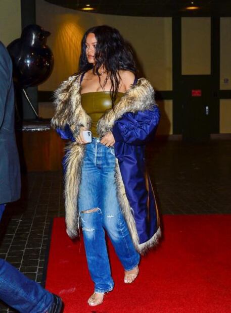 Rihanna luce sus curvas con ajustado top strapless en Nueva York