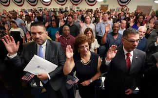 Así es la ceremonia y Juramento de Lealtad al obtener la ciudadanía estadounidense