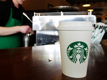 Despiden a barista de Starbucks por escribir “cerdo” en vaso de policía