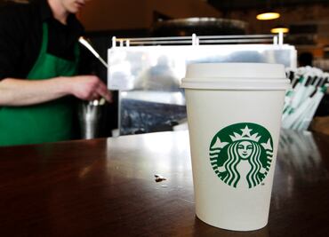 Despiden a barista de Starbucks por escribir “cerdo” en vaso de policía