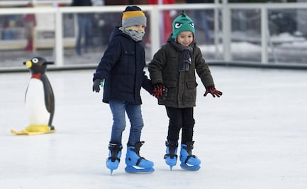 Patina en una alberca convertida en hielo en Las Vegas